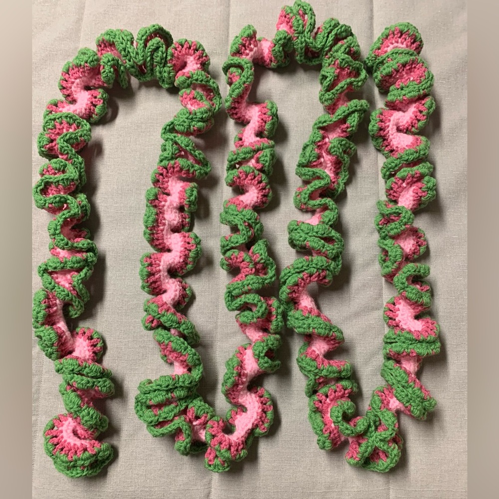 Garland Spiral Ruffle New Pink and Raspberry Pink Flowers with Green Leaves